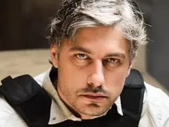 Владо Карамазов – лошото момче на сцената, златният обектив на България