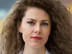Деси Банова – синоптичката, която завъртя сърцето на президента и рейтинга на Нова