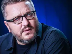 Мартин Карбовски – неудобният глас на екрана, който прави буря от всяка дума