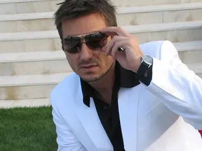 Коцето го пазил мирен срещу фенките