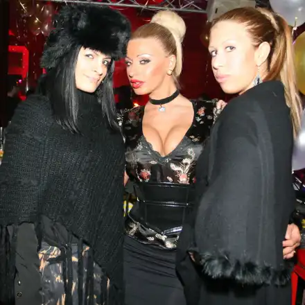 Голи, още по-голи, най-голи