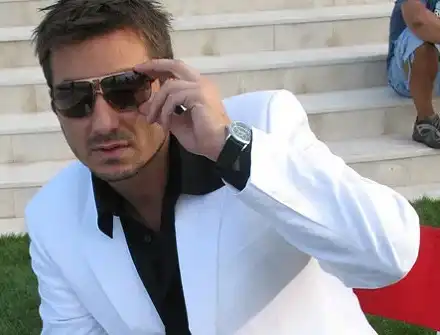 Коцето го пазил мирен срещу фенките