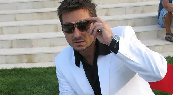 Коцето го пазил мирен срещу фенките