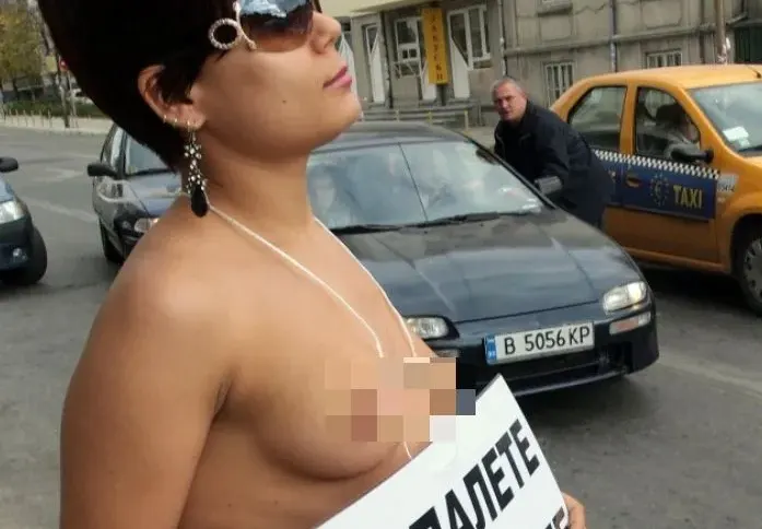 Голи цици, мъже за секс и „легнал Росен” ще спасят държавата! (СНИМКИ)