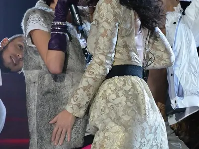 Лесбо скандал! Одобрявате ли целувката между Мария Илиева и Стела в X Factor?