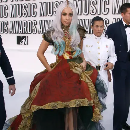 Неповторимите обувки на Лейди Гага  (СНИМКИ)