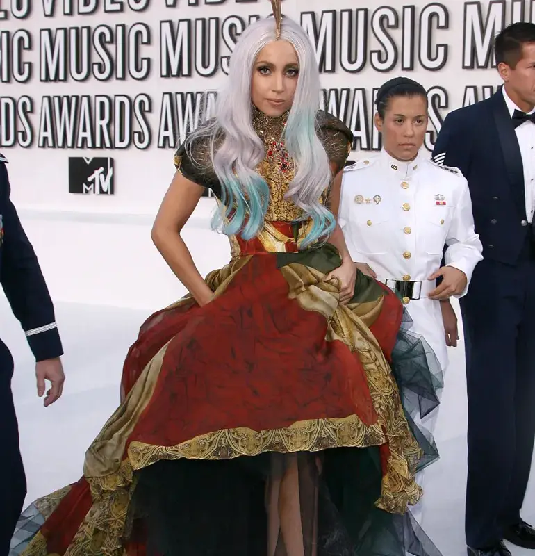 Неповторимите обувки на Лейди Гага  (СНИМКИ)