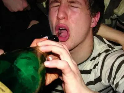 Нечувано! УНСС инвестира в пиянството на студентите!