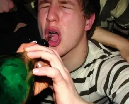 Нечувано! УНСС инвестира в пиянството на студентите!