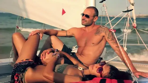 Родните звезди се юрнаха на къмпинг, виж къде! (СЕКСИ СНИМКИ)