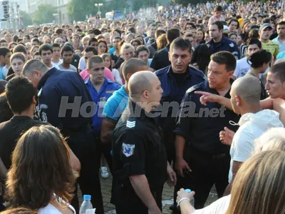 СКАНДАЛ! Бой на концерта на Пайнер на жълтите павета (СНИМКИ)