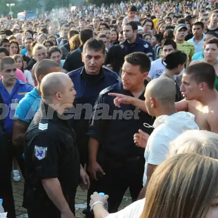 СКАНДАЛ! Бой на концерта на Пайнер на жълтите павета (СНИМКИ)