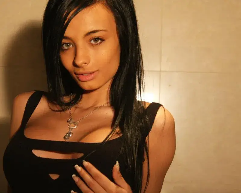 Вивиан Костова и още 10 миски в супер СЕКС скандал с политици?