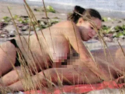 Виж кои звезди обичат да го правят на плажа (СНИМКИ!)