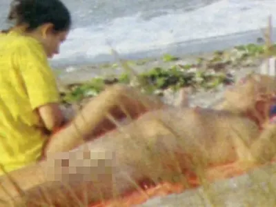 Виж кои звезди обичат да го правят на плажа (СНИМКИ!)