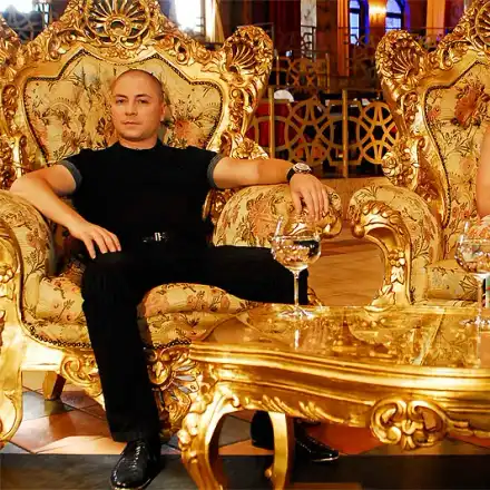 Гъзария! Виж как богаташите издържат жените си!