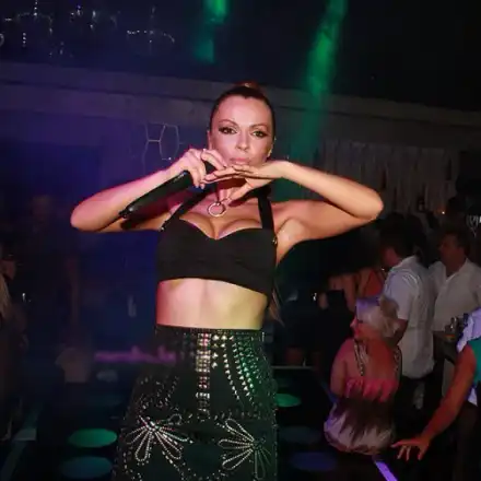 Защо родните звезди тръгнаха по сутиени? (СНИМКИ)