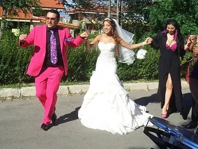 Защо родните звезди тръгнаха по сутиени? (СНИМКИ)