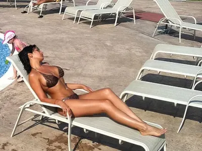 Топ 5 на певиците, които пробиват с цици (СНИМКИ)