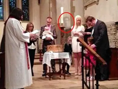 ЗЛОВЕЩО! Призрак се появи на кръщене (СНИМКА)