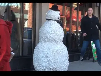 Коледна шега! Вижте как снежен човек напада минувачи (ВИДЕО)