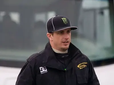 Силна воля! Човек без крака и ръце шофира изумително (ВИДЕО)