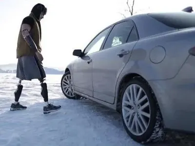 Силна воля! Човек без крака и ръце шофира изумително (ВИДЕО)