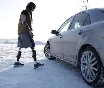 Силна воля! Човек без крака и ръце шофира изумително (ВИДЕО)