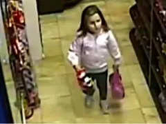 Виж как майка учи детето си да краде (СНИМКИ ОТ МАГАЗИН В СОФИЯ)