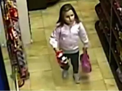 Виж как майка учи детето си да краде (СНИМКИ ОТ МАГАЗИН В СОФИЯ)