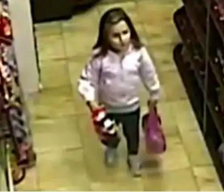 Виж как майка учи детето си да краде (СНИМКИ ОТ МАГАЗИН В СОФИЯ)