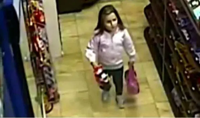 Виж как майка учи детето си да краде (СНИМКИ ОТ МАГАЗИН В СОФИЯ)