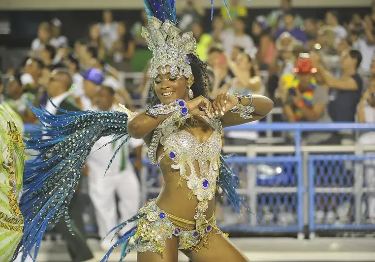 Дупета бомби взривиха Рио (МНОГО СНИМКИ)