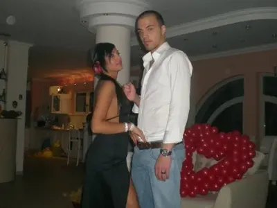 ИЗДАДЕ СЕ! Николета още луда по Ники Михайлов (3 ФАКТА)