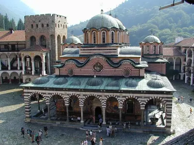 Легенда или чудо? Болно дете прохожда в Рилския манастир!