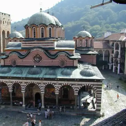 Легенда или чудо? Болно дете прохожда в Рилския манастир!