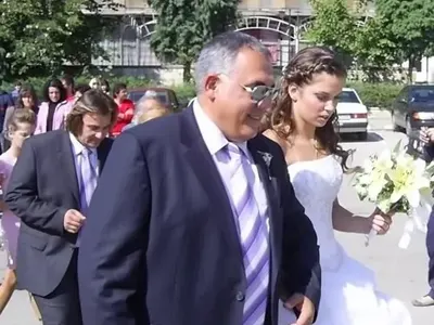 Вижте сватбата на Люси Иларионов когато беше ПО-СЛАБ (СНИМКИ)