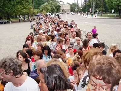 Километрични опашки от пенсионери пред павилионите заради… вестник