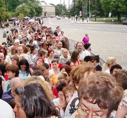 Километрични опашки от пенсионери пред павилионите заради… вестник