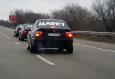 Уникално! Русенец взриви мрежата с невиждано предложение за брак (ВИДЕО)