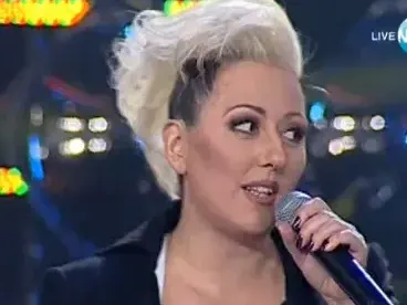 Милица лъснала чисто гола пред цяла рота войници