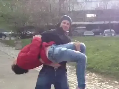 Сладури! Вижте как прекарват времето си гаджетата Део и Елена (ВИДЕО)