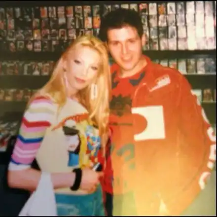 Виж Емилия, преди да стане звезда (Снимки)