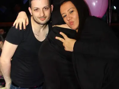 Разврат при Слави! Певиците му се скубят коя е по-разкрепостена (СНИМКИ)