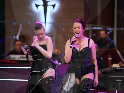 Разврат при Слави! Певиците му се скубят коя е по-разкрепостена (СНИМКИ)