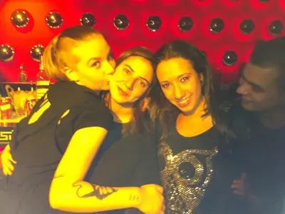 Разврат при Слави! Певиците му се скубят коя е по-разкрепостена (СНИМКИ)