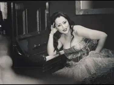 Милица лъснала чисто гола пред цяла рота войници