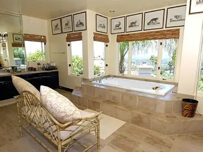 Кич или лукс? Вижте дома на Парис Хилтън