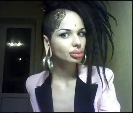 Нашите певици пасти да ядат! Вижте момичето с най-голямата силиконова уста (СНИМКИ)