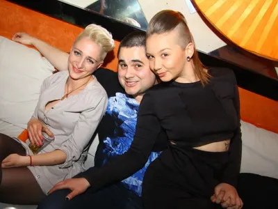 Разврат при Слави! Певиците му се скубят коя е по-разкрепостена (СНИМКИ)